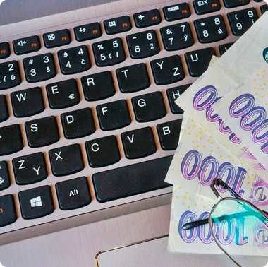 Je ještě vůbec potřeba mít hotovost, nebo si vystačíte s kartou? Zeptali jsme se odborníků